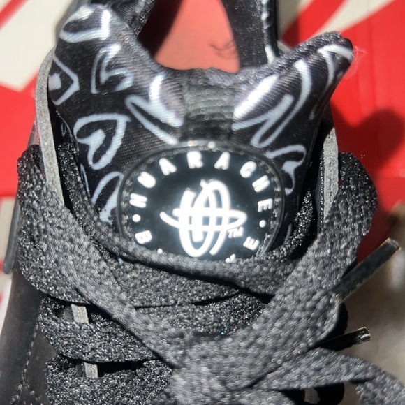 Nike Huarache Run Black/White Heart Print Big Kids Size 6Y - Picture 2 of 8